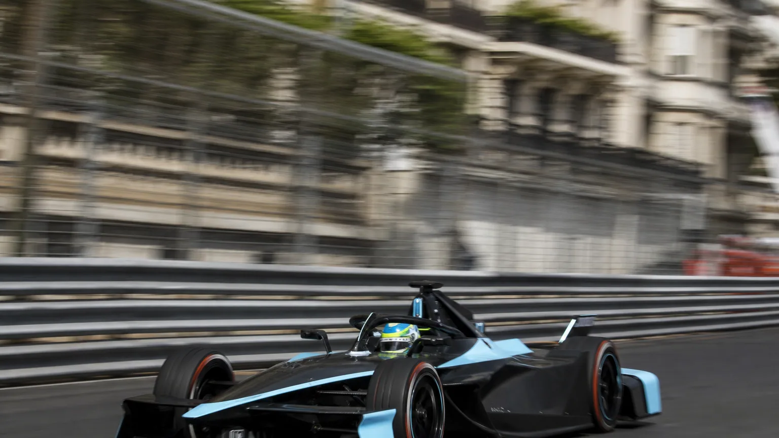 Une monoplace de Formule E électrique en pleine course sur un circuit urbain