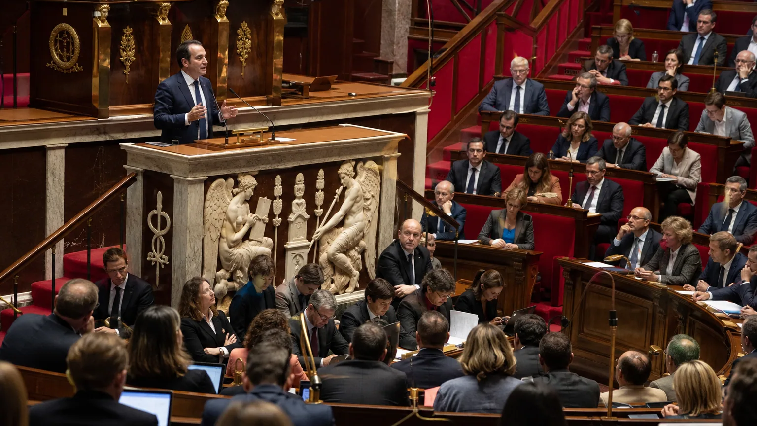 Séance dans l'hémicycle de l'Assemblée nationale lors de l'examen du budget de l'État.