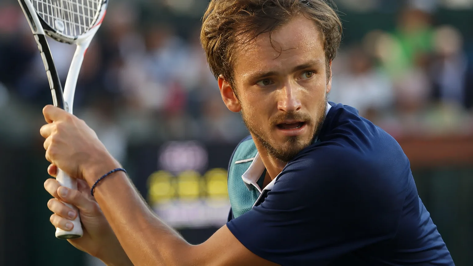 Joueur de tennis concentré, raquette en main, lors d'un point décisif sur un court