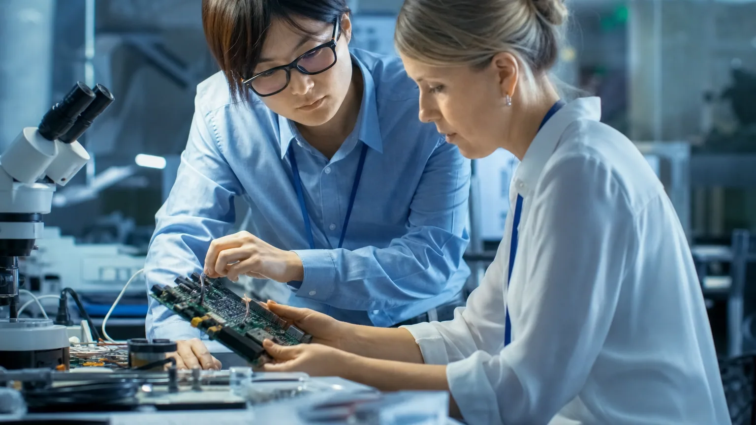 Deux ingénieurs examinent un prototype dans un laboratoire de recherche technologique